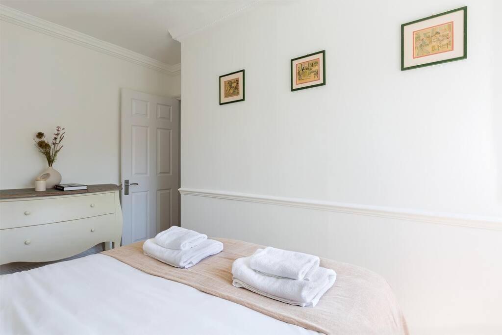 Spacious 3 Bedroom Flat With Terrace London Exteriör bild