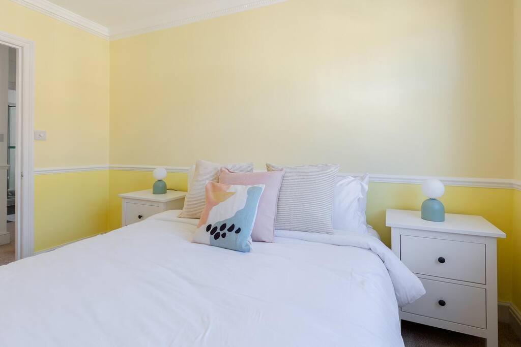 Spacious 3 Bedroom Flat With Terrace London Exteriör bild