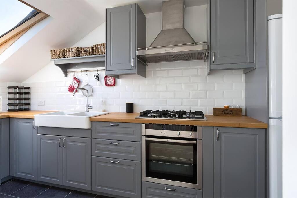 Spacious 3 Bedroom Flat With Terrace London Exteriör bild