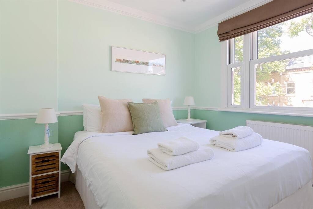 Spacious 3 Bedroom Flat With Terrace London Exteriör bild