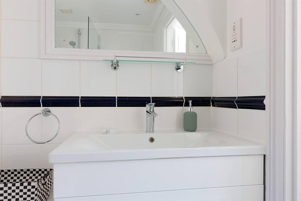 Spacious 3 Bedroom Flat With Terrace London Exteriör bild